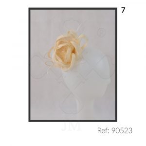 Tocado de lino y pluma