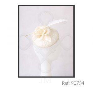 Tocado de lino y pluma