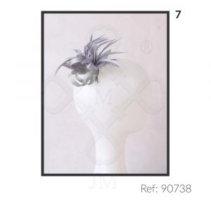 Tocado de lino y pluma