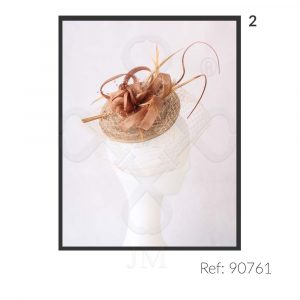 Tocado de lino y pluma