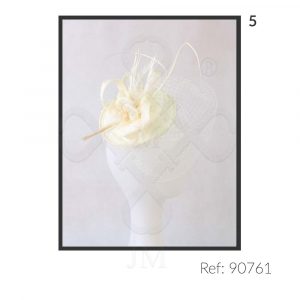 Tocado de lino y pluma